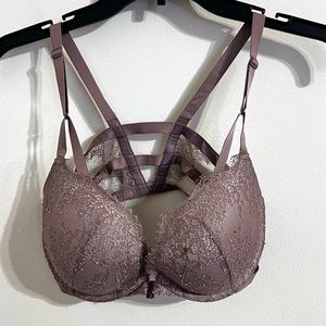 Victoria’s secret very sexy strappy bra front closure